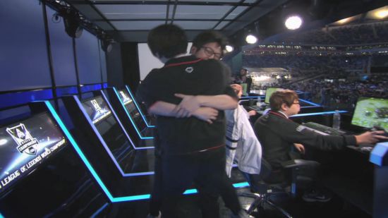 映众AX电竞叛客发布RTX 5070樱花限定12GB显卡